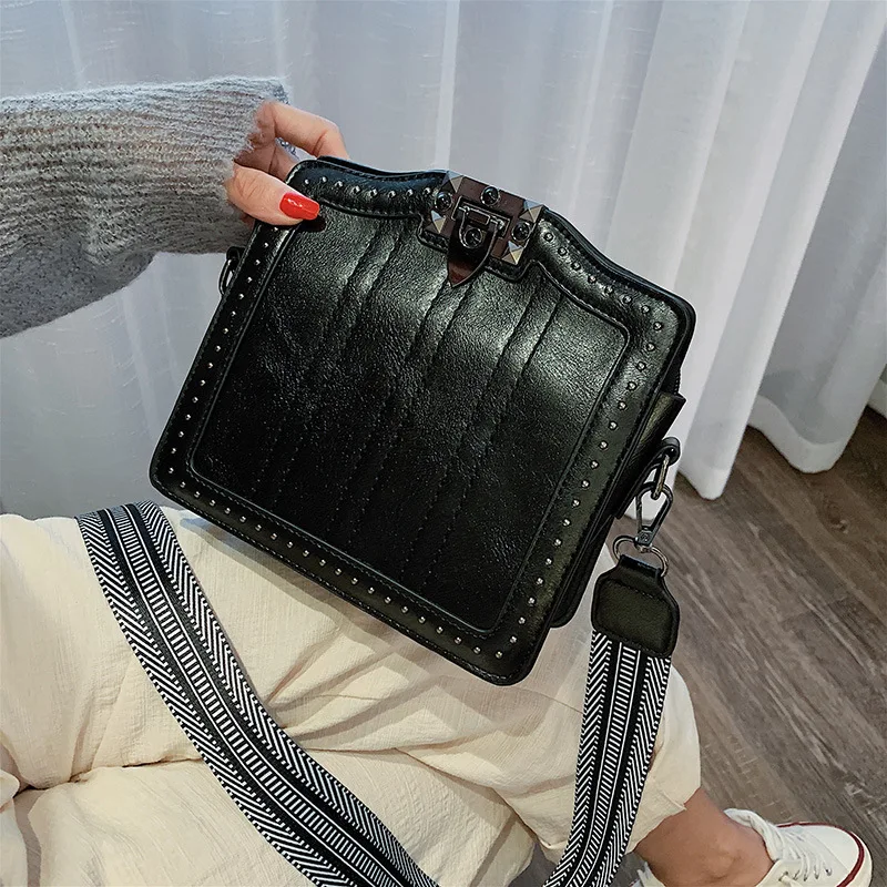 

2019 Autumn And Winter New Style Bucket Bag Shoulder Diagonal High Quality Vintage WOMEN'S Bag Small Rivets Decoration Cool WOME
