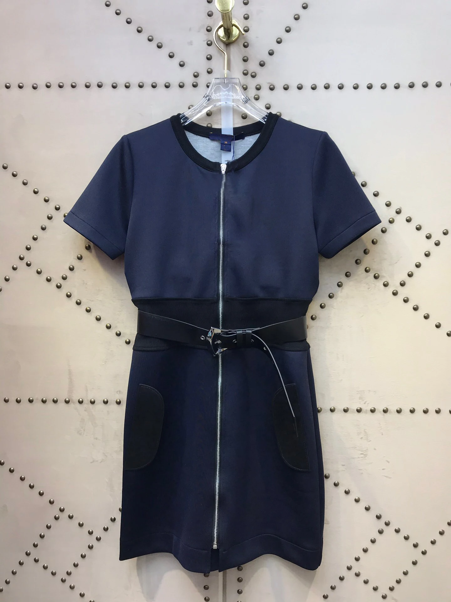 Модное черное платье с поясом в стиле знаменитостей элегантное