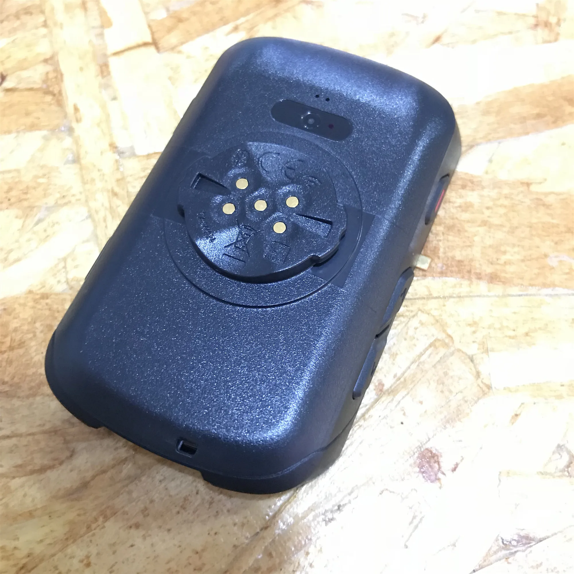 Задняя крышка спидометра велосипеда Edge 530 ремонт и замена аккумулятора GARMIN