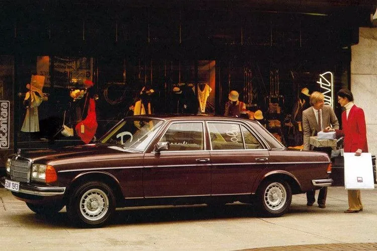 1/36 в штучной упаковке имитационная модель автомобиля игрушки Mercedes Benz E-class W123 классический автомобиль Ретро автомобили оттягивающийся Bugatti модель 2 двери открываются