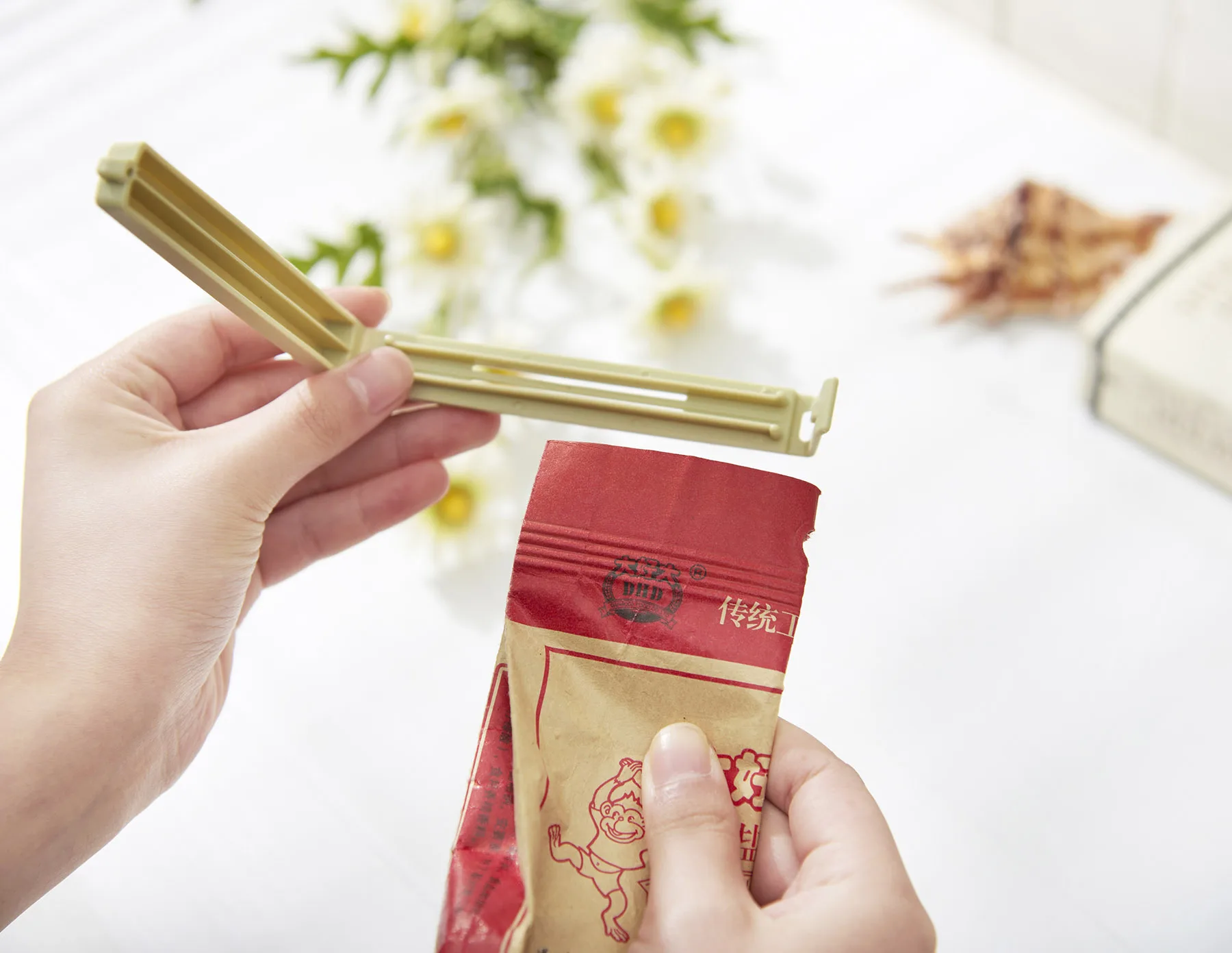 Rain Bamboo Hot Sales Plastic Sealing Clamp 12 Shuttlecocks in Each Box Bread Bag Sealing Clip Storage Fresh Clip Kitchen Tools