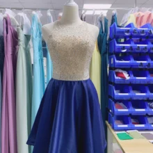 luckgirls вышивка принт маленький длиной до колен с v-образным вырезом жемчуг и хрусталь бусины-Синяя атласная красота вечерние, выпускные платья