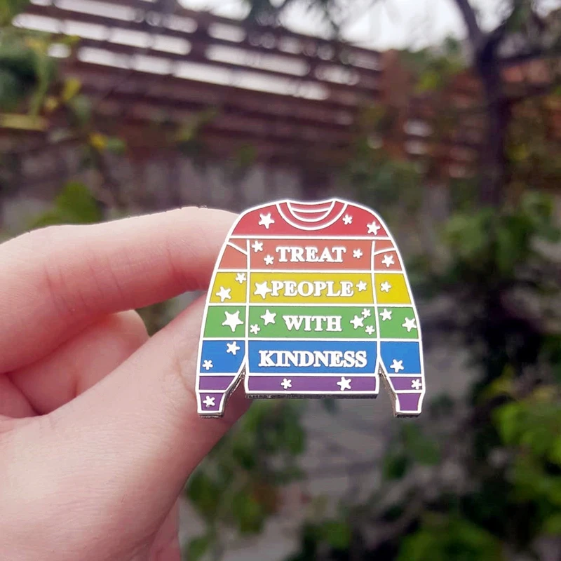Относиться к людям с доброте свитер радугой эмалевая брошь на булавке значок