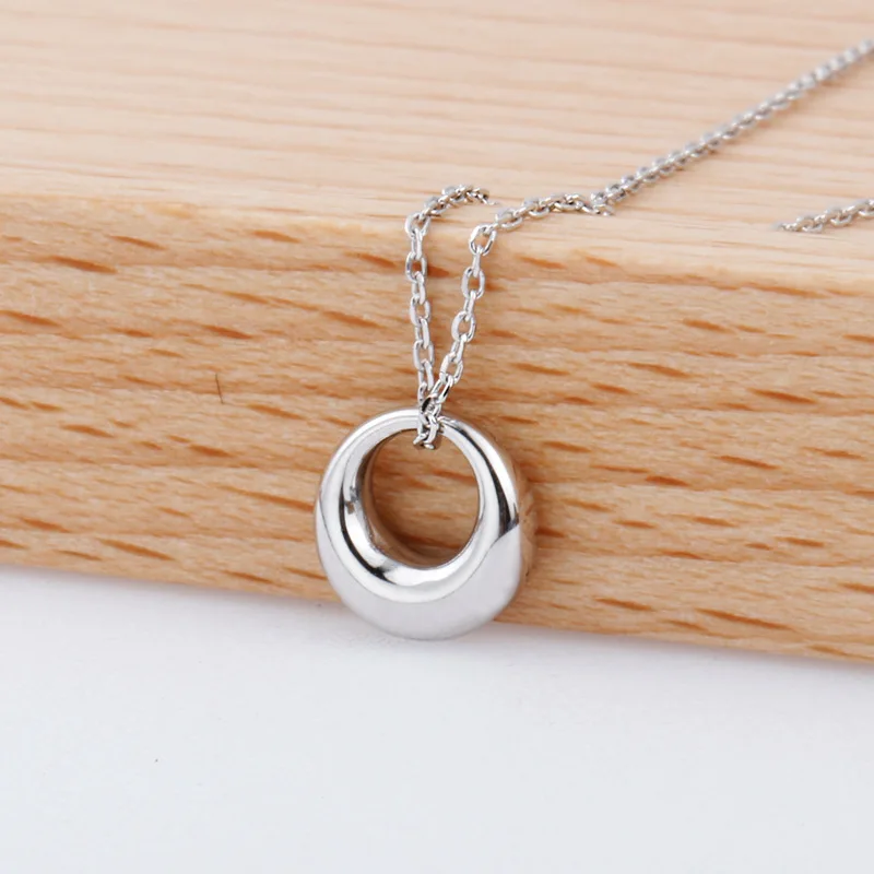 

Retro Design-S925 Fine Silver Shiny Side Circle Pendant Necklace INS Minimalist Versatile Hollow out Circular Ring Choker