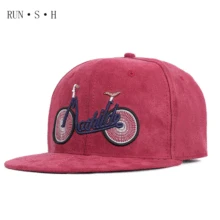 Нагрудник папа шляпа ; сезон весна-осень; новая модель замшевых туфель; шапка в Корейском стиле Модные велосипедные вышивка в стиле хип-хоп; обувь для пар, плоская кепка, топовая 2 цвета