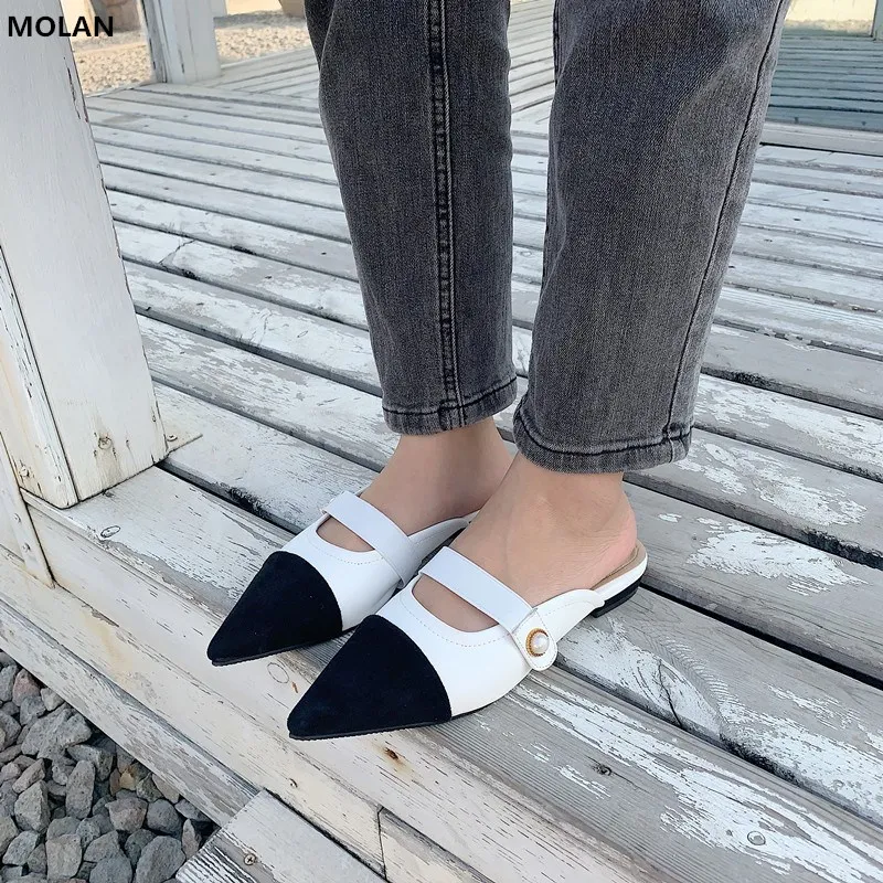 Бренд molan Designers; коллекция года; сезон весна; роскошные кожаные туфли с острым носком, украшенные жемчугом; лоферы с закрытым носком без задника на плоской подошве; повседневные вьетнамки