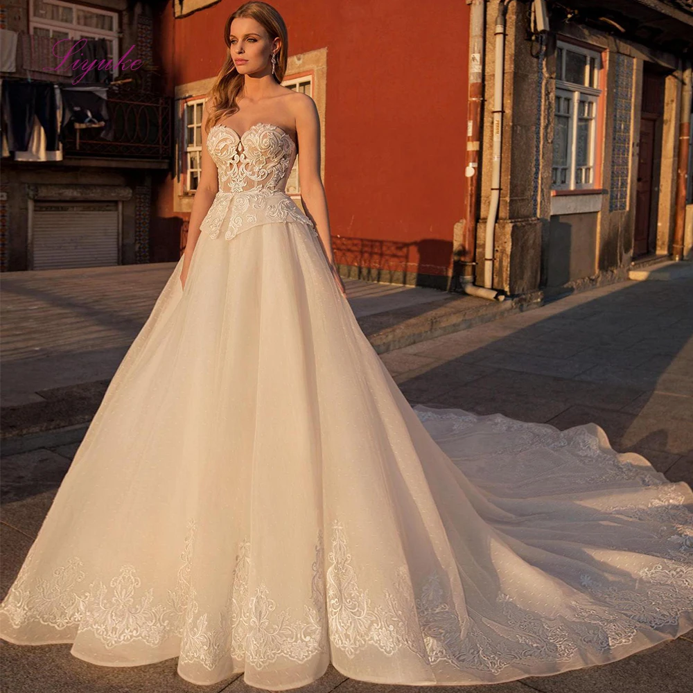 Liyuke ТРАПЕЦИЕВИДНОЕ свадебное платье без бретелек с кружевной аппликацией, без рукавов многослойное с низким вырезом на спине для невесты для свадьбы; вечернее платье с длинным шлейфом