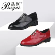 Женская Весенняя обувь на плоской подошве; лоферы из лакированной кожи на низком каблуке без застежки; женская обувь с острым носком на толстом каблуке; Цвет черный, красный