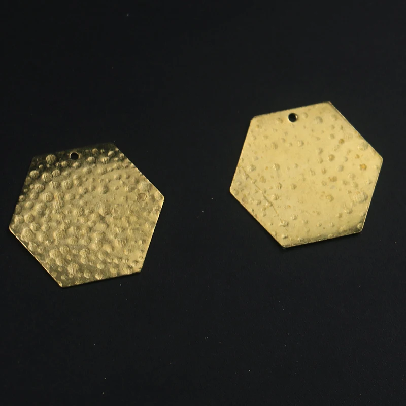 

27.5 * 24.5mm single-sided curved hexagonal pendant single-hole embossed geometric hexagonal brass pendant