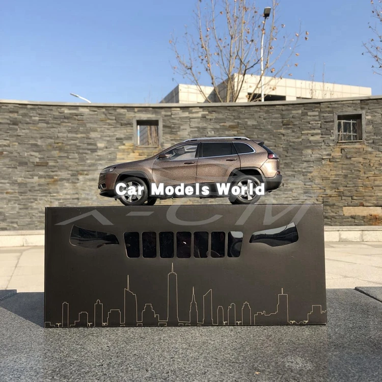 Литая модель автомобиля для нового Cherokee 1:18(коричневый)+ маленький подарок