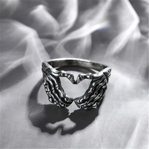 skull hand with heart-shaped ring creative couple stainless steel personality punk hip hop men and women party ringjewelry