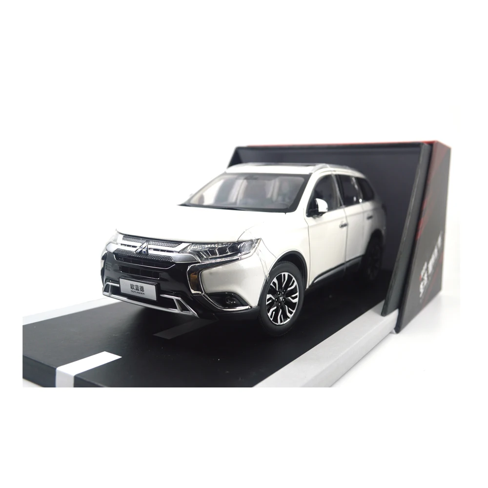 1/18 1:18 Масштаб Outlander белая литая модель автомобиля Игрушечная модель автомобиля открываются двери