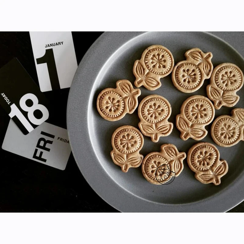 https://ae01.alicdn.com/kf/H4dbe057c927b4fe993ba4cbf7edbd2ecP/Flower-Stamp-Biscuit-Mold-3D-Cookie-Plunger-Cutter-Stamp-Pastry-Decorating-DIY-Food-Fondant-Baking-Mould.jpg