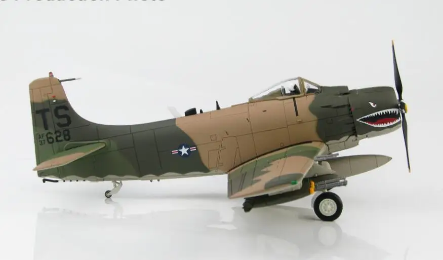 Хобби мастер Дуглас A-1H Skyraider TS/53-137628 22 SOS 56th СОУ Южная Вьетнам 1/72 литье под давлением модель самолета