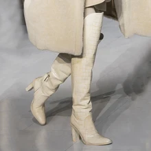 Новое поступление года; модные ботинки; высокие ботинки; ботинки по колено из натуральной кожи с текстурой крокодиловой кожи; обувь на каблуке 9,5 см