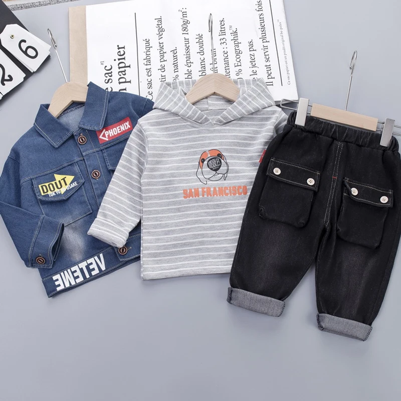 Модная детская одежда джинсовая куртка+ футболка с капюшоном+ джинсы комплекты одежды из 3 предметов для мальчиков г. Осеннее детское платье с длинными рукавами