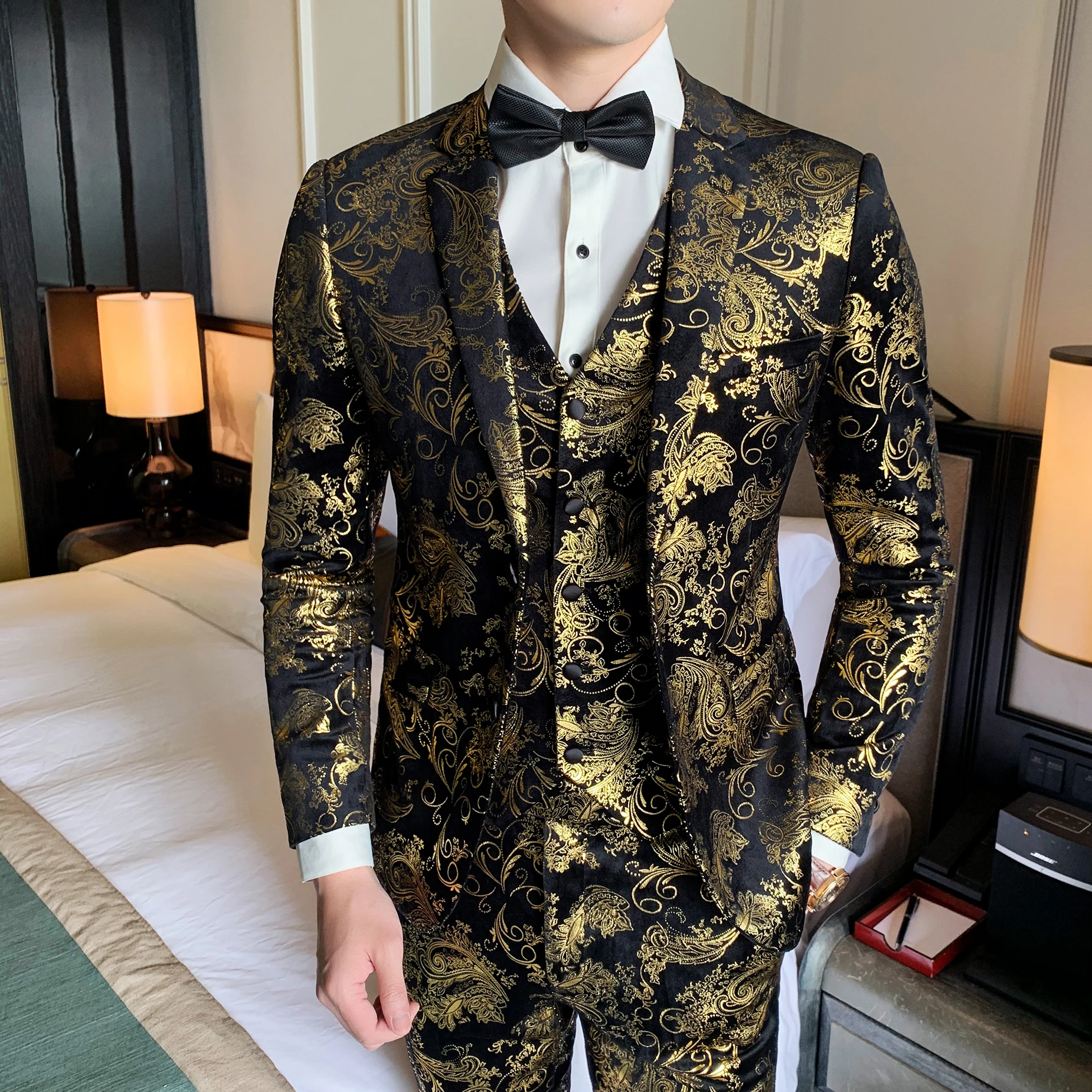 Baroque Printed Mens Suits Designers 2019 Mens Stage Costumes for Singers Party Dress Bronzing Suits Sequin Mens Gold Suits Slim Baroque Printed Mens Suits Designers 2019 Mens Stage Costumes for Singers Party Dress Bronzing Suits Sequin Mens Gold Suits Slim