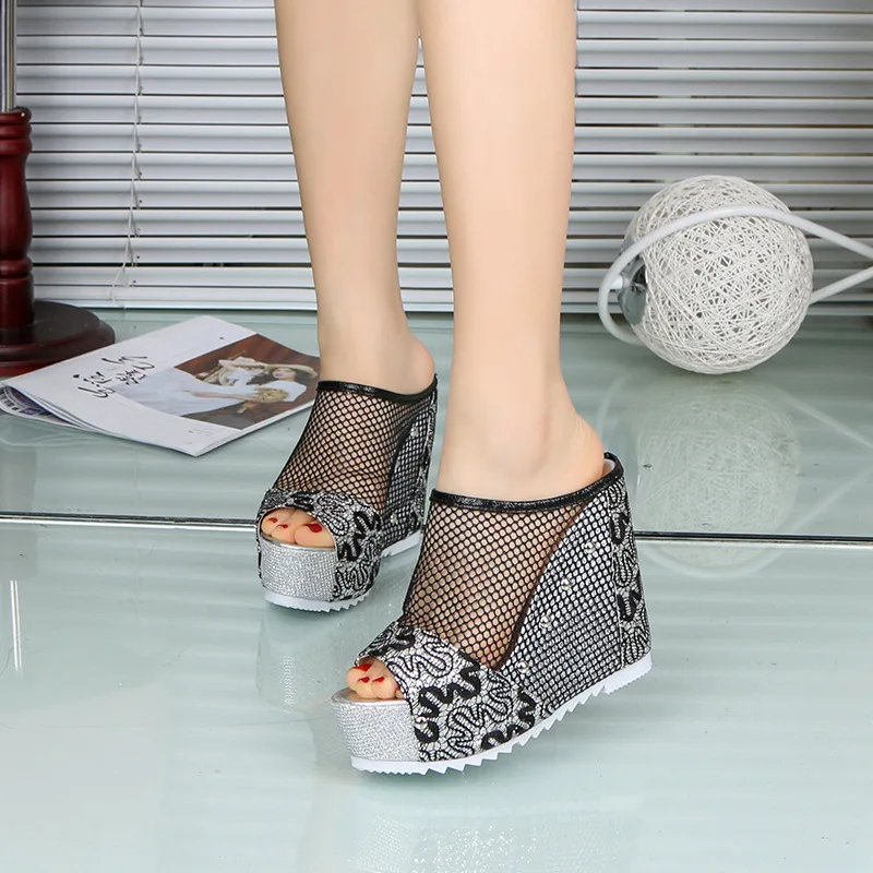 Женские шлепанцы с вышивкой пляжные на танкетке цветочным принтом в этническом