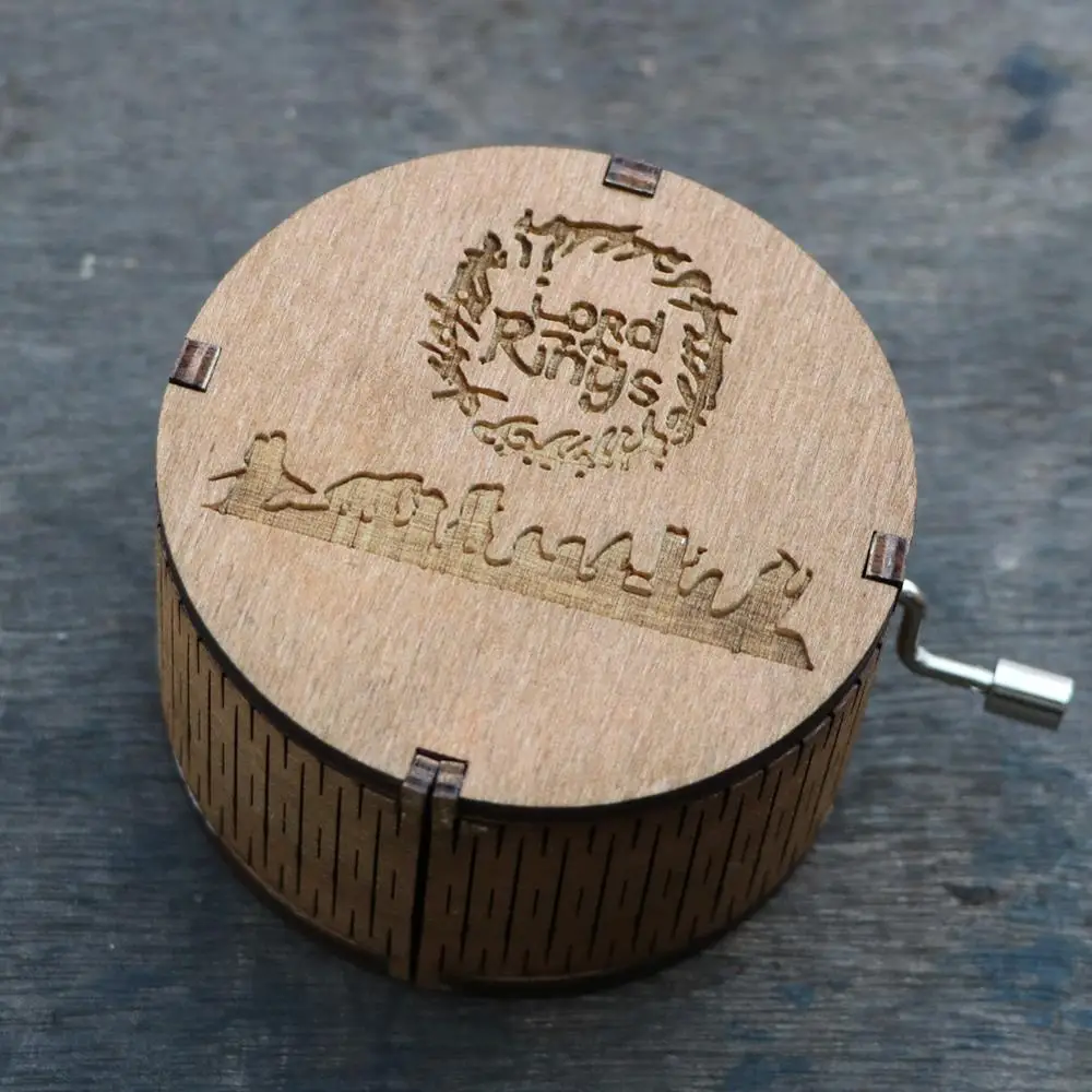 Музыкальная шкатулка Bella Hello с деревянной резьбой под старину ручным приводом