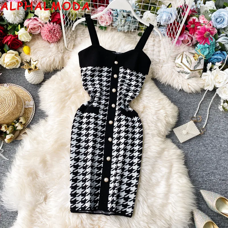 Женское облегающее платье ALPHALMODA с золотистыми пуговицами и карманами