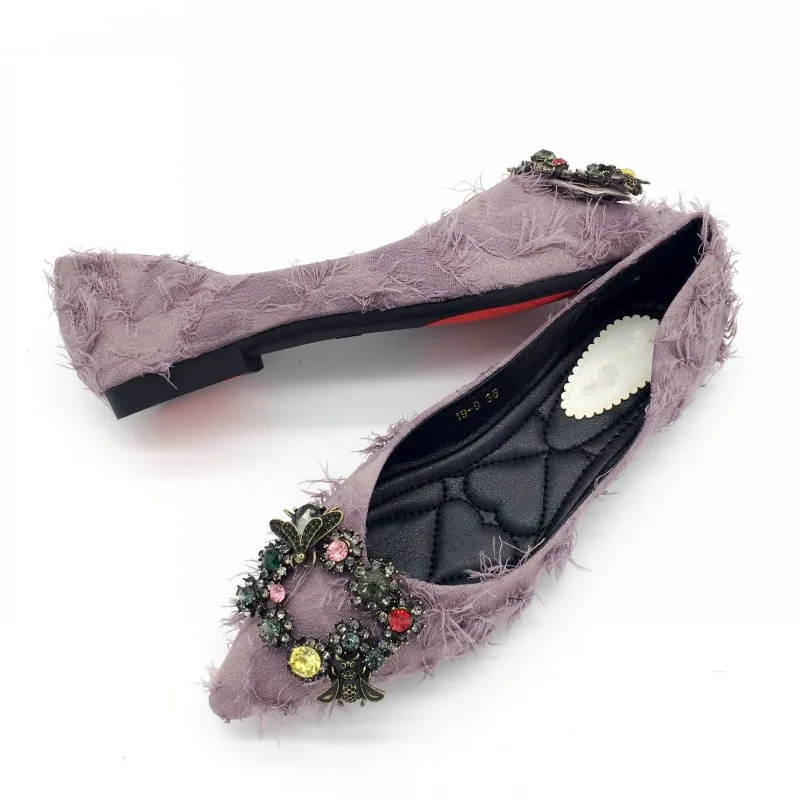 Женские туфли на плоской подошве с острым носком без застежки кристаллами черные