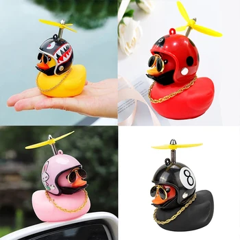 Decorazione per interni auto, piccola anatra gialla con casco per bici e moto, senza luci, ornamenti per auto, accessori per interni.