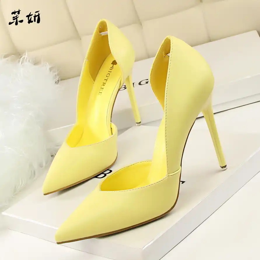 sapato de salto amarelo