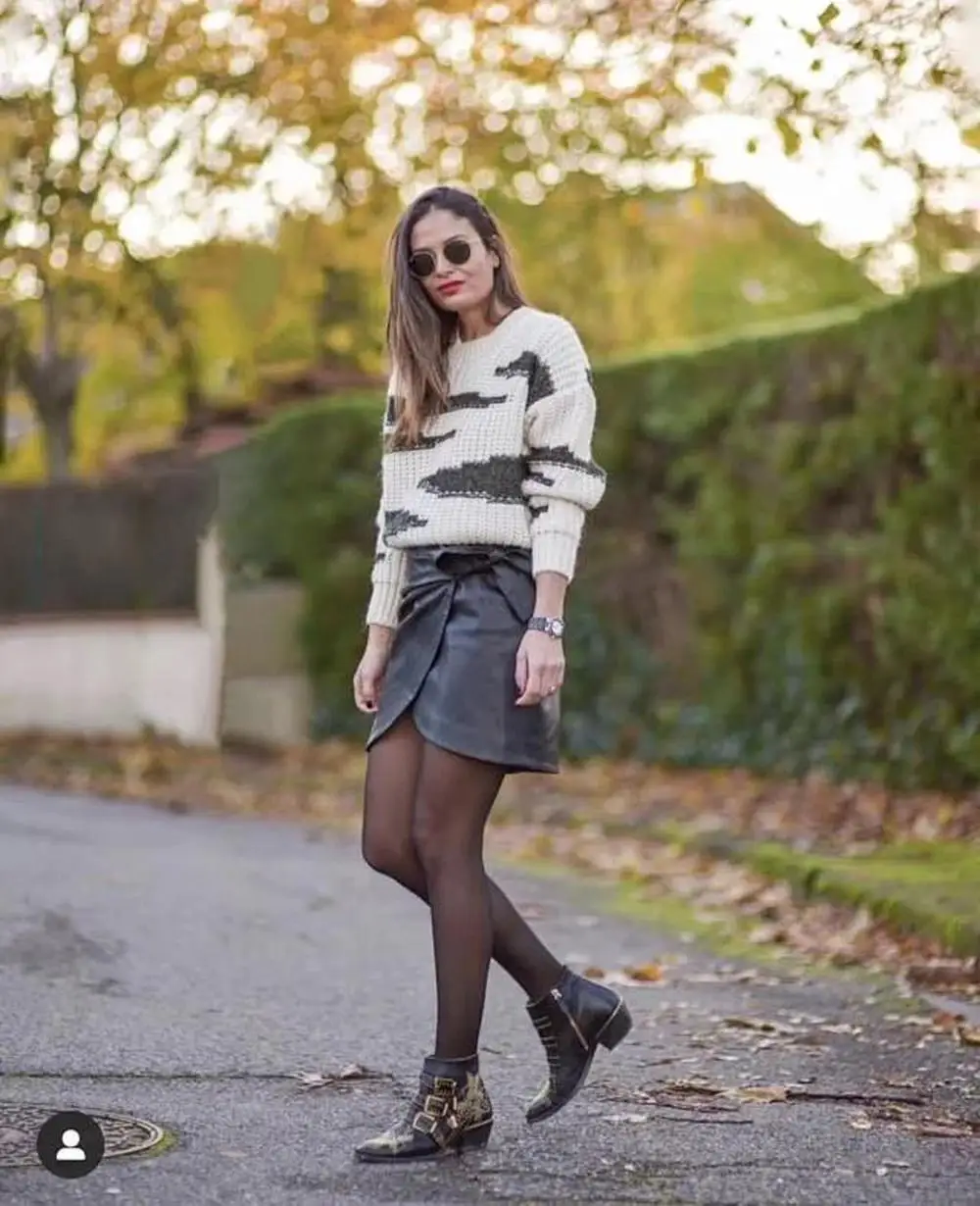 

New 2020 spring Casual Stripe Loose Thick Thread O Neck Pullover Black and White Color Knit Sweater Women