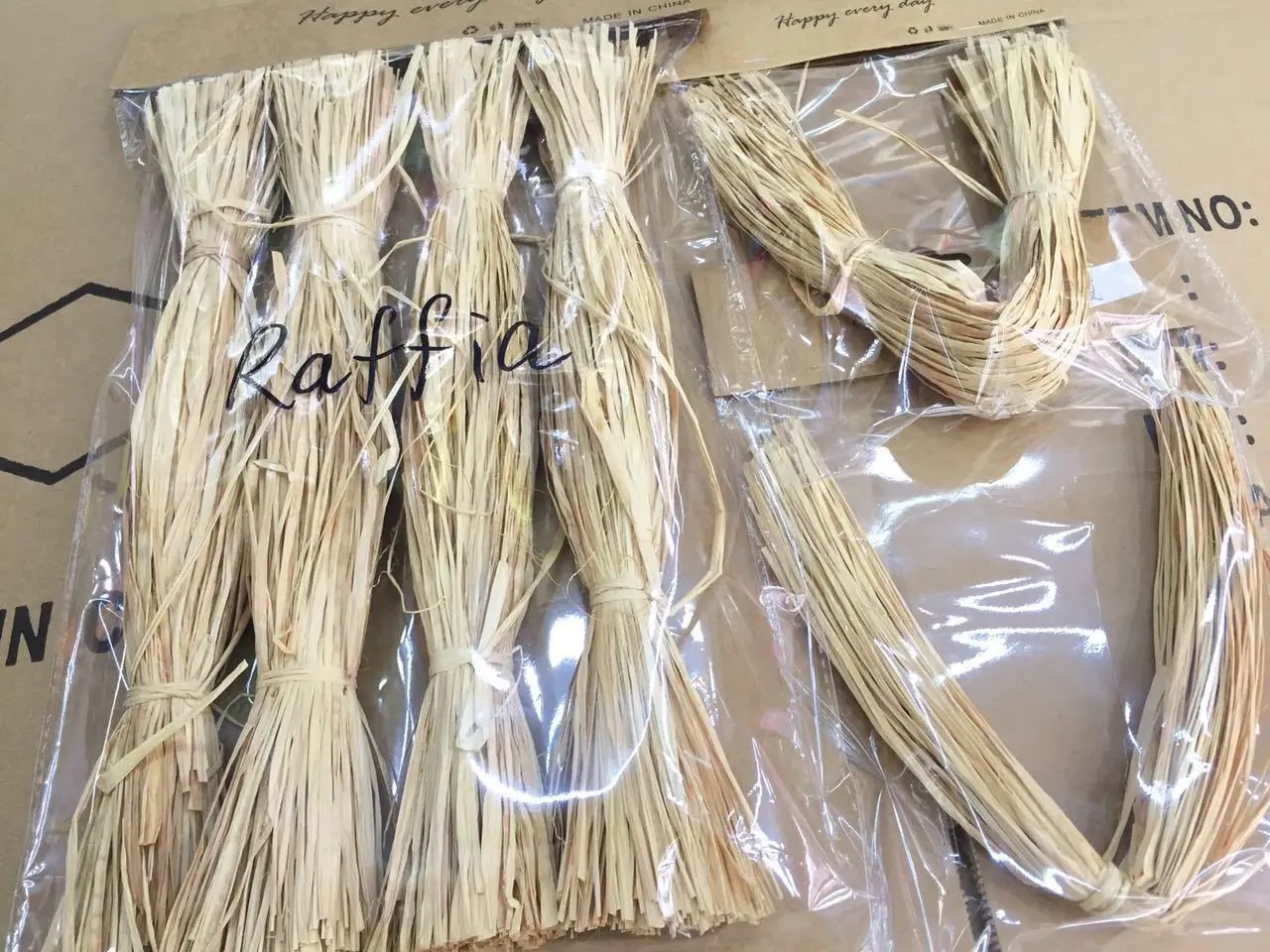 RF1502 Natural Raffia Grass Yam Gift Box Wine Cosmetics Packaging Decoration Filler Raffia Silk
