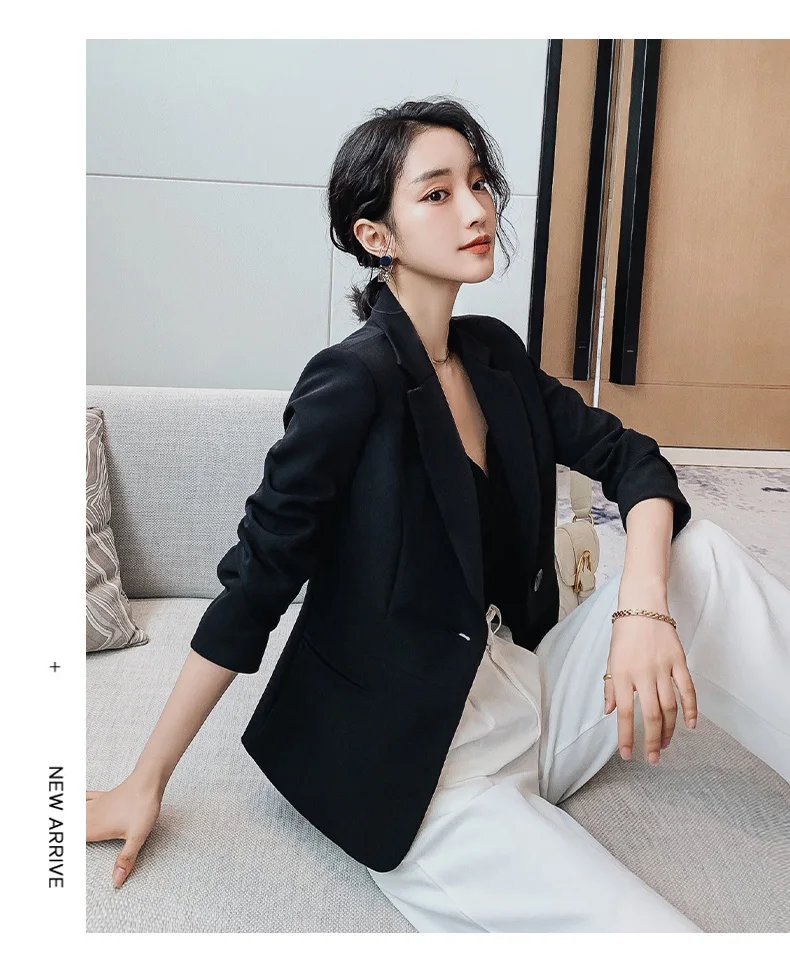 Рисунок 4 - Женский офисный деловой костюм