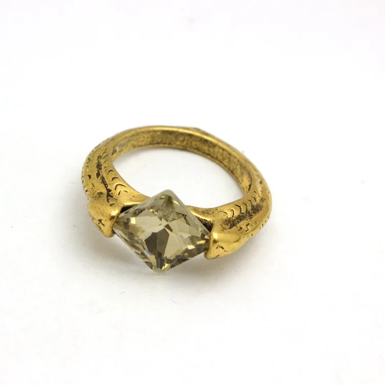 2491342555_2059616059