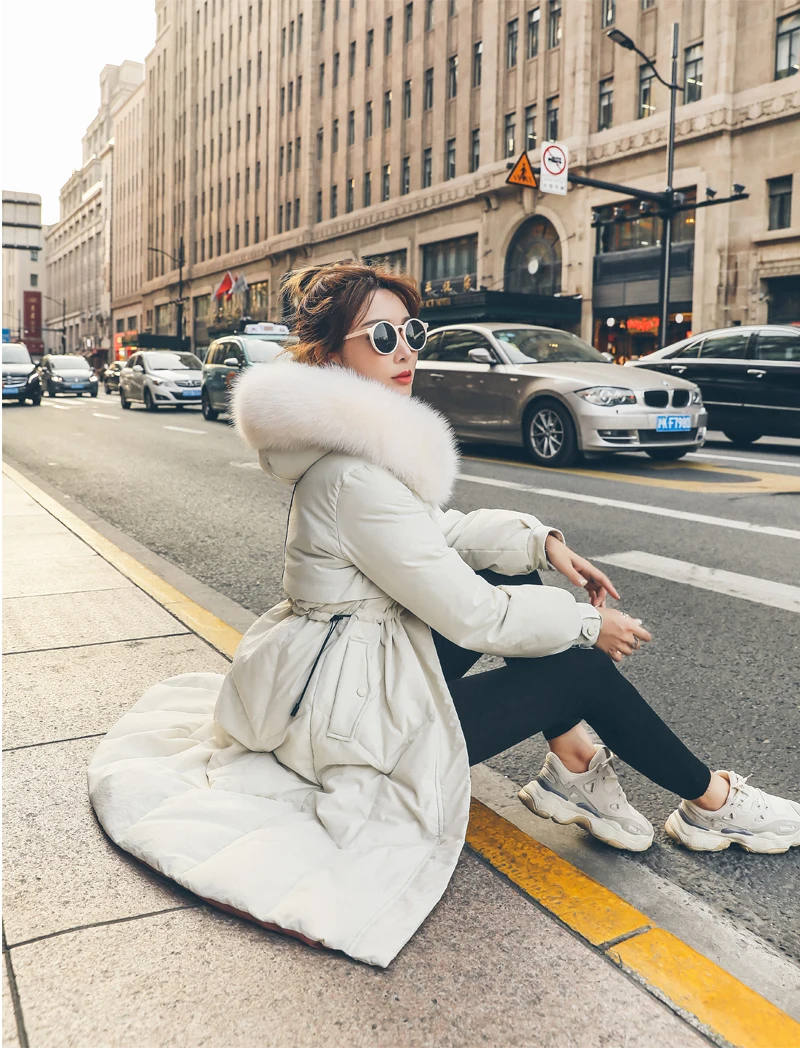 Женский пуховик на 90% белом утином пуху с капюшоном из натурального Лисьего меха