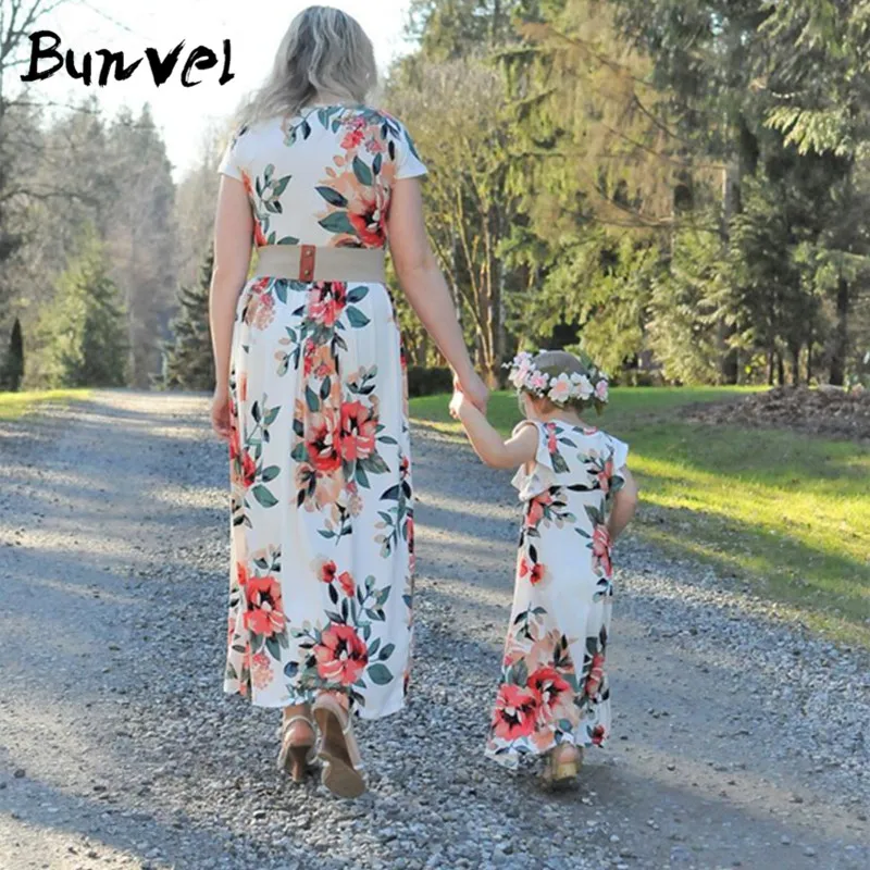 Bunvel/платья для мамы и дочки; одинаковые Семейные комплекты с цветочным принтом; одежда для мамы и дочки; одежда для маленьких девочек; большие размеры; женские пляжные платья