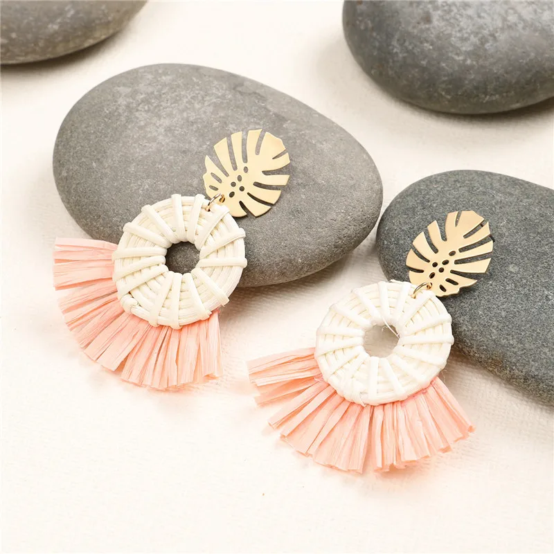 Серьги из ротанга с кисточками и золотыми металлическими листочками модные