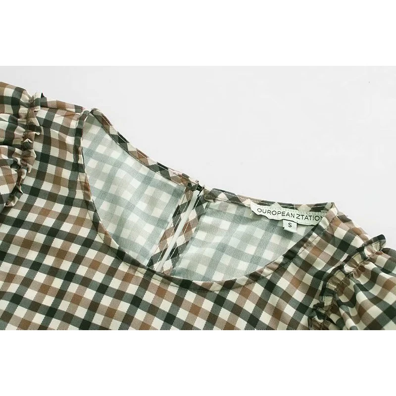 Женское платье с оборками клетчатое мини длинным рукавом и круглым вырезом