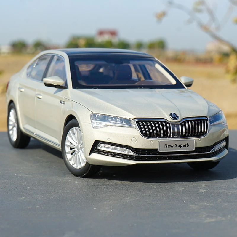 1/18 дилер издание Skoda превосходный(светильник шампанского) литая модель автомобиля с небольшим подарком
