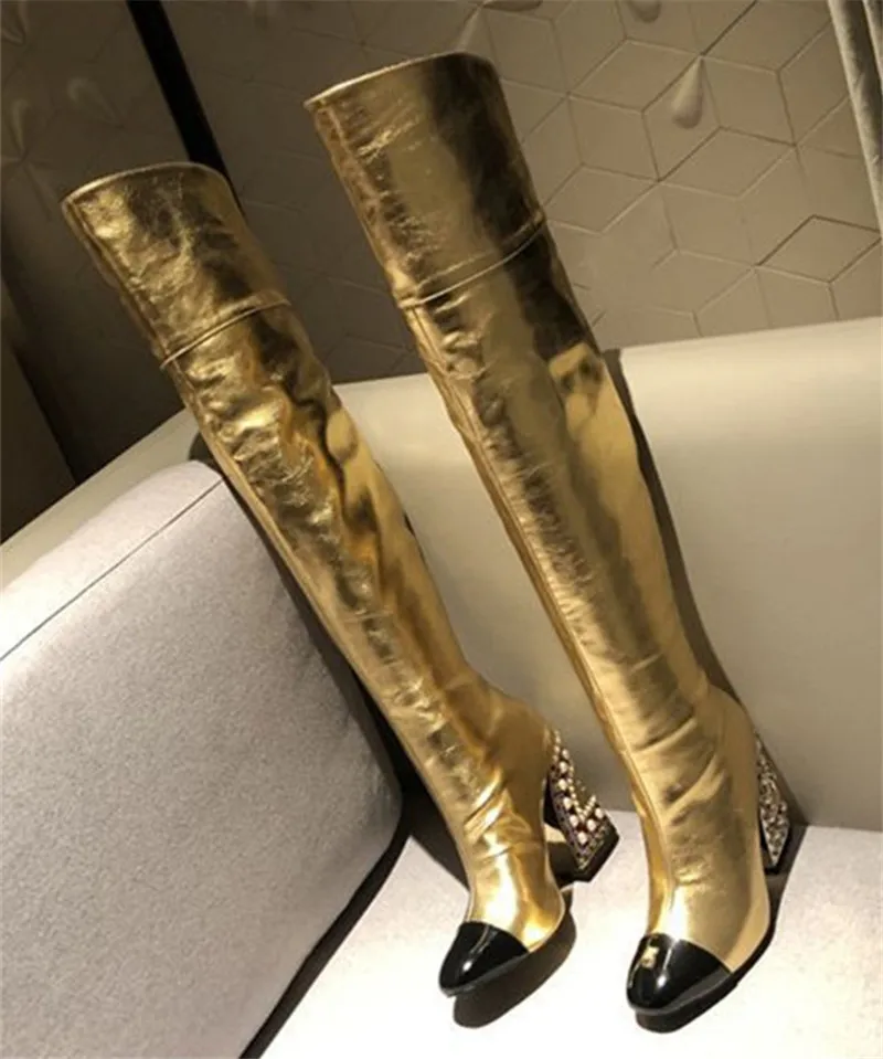 Gold Высокие сапоги для подиума; женские узкие слипоны; Цвет Черный; модная прогулочная обувь с острым носком; роскошные женские ботинки с украшением в виде кристаллов на не сужающемся книзу массивном квадратном каблуке - Цвет: Gold