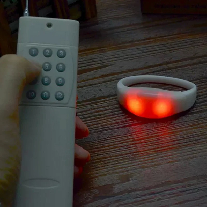 Белые силиконовые браслеты со светодиодной подсветкой меняющие цвет RGB с пультом