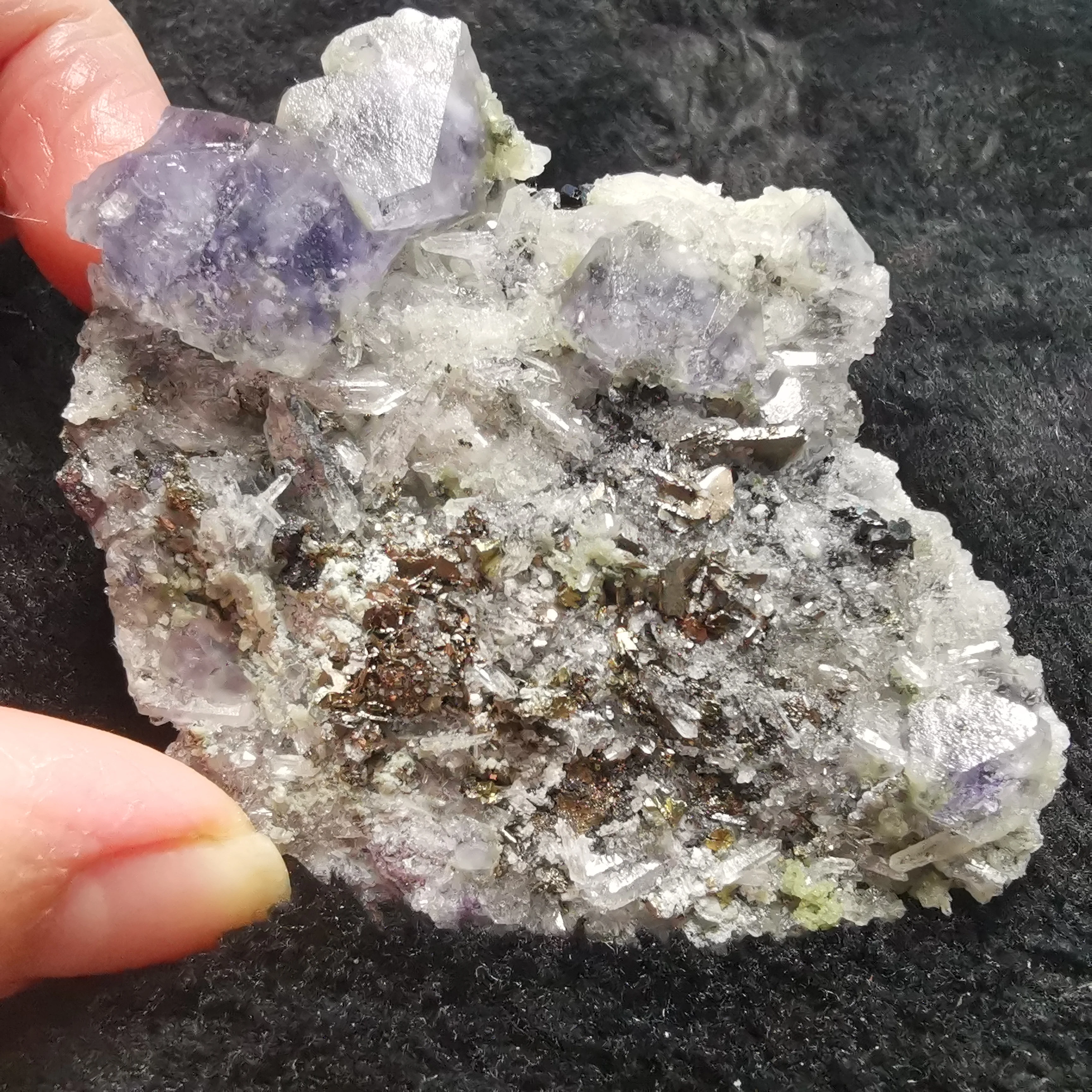 

67.4gNatural rare purple fluorite and crystal magnet mineral specimen stone healing energy home decoration quartz gem ornaments