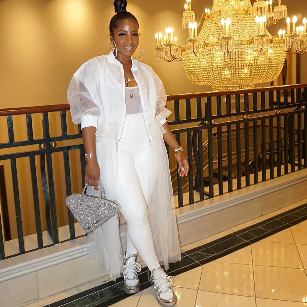 Женская куртка-бомбер с оборками белая составного кроя на молнии сетчатыми