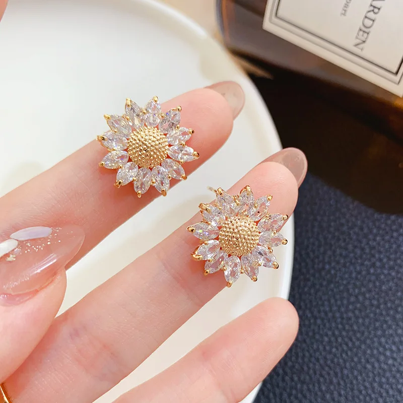 Korean Fashion Sparkly Crystal Daisy Flower Earrings for Women Girl Gold Color Metal Sunflower Small Stud Earrings Party Jewelry