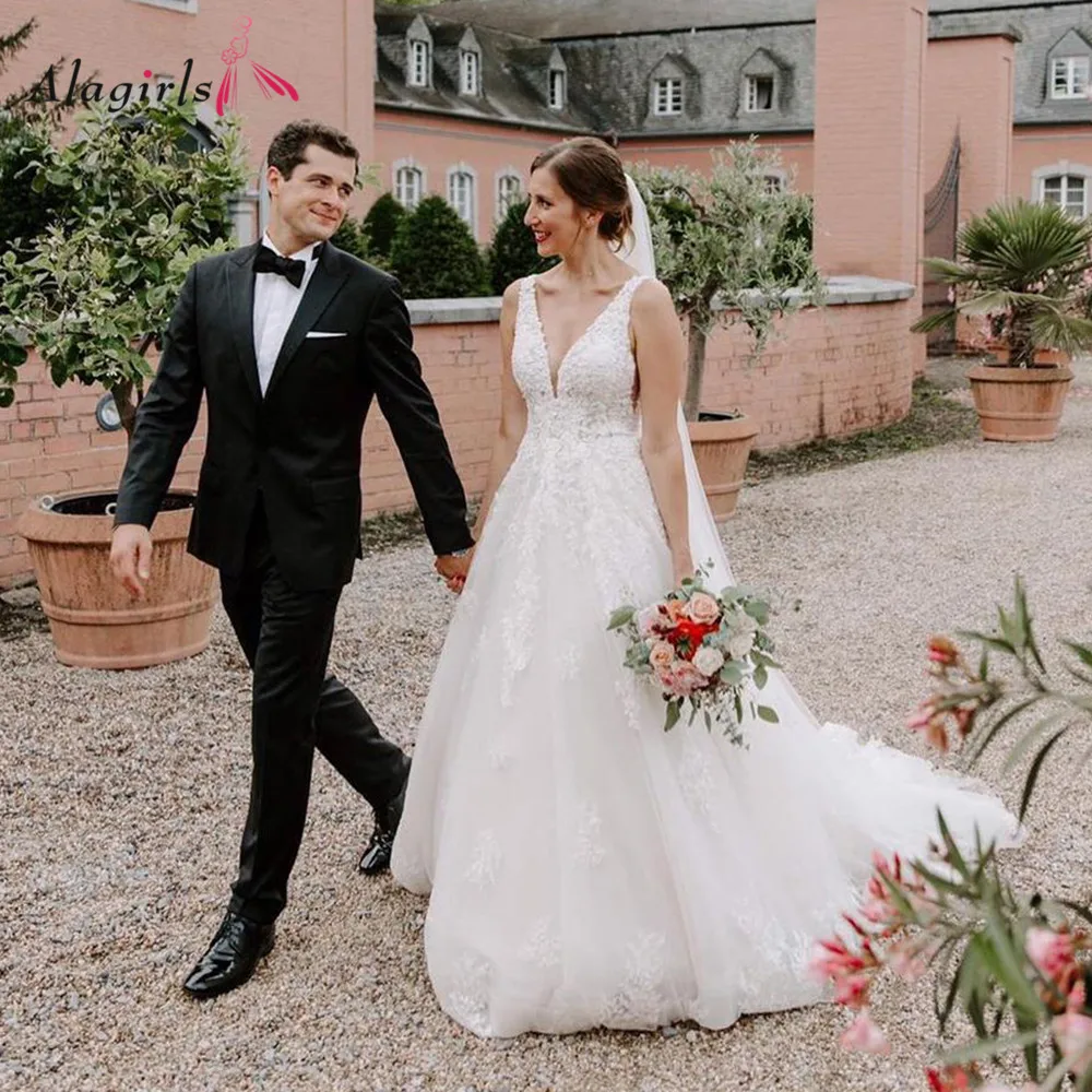 

Sexy V Neck Bridal Dress 2020 Appliques Spaghetti Strap Backless Weeding Dress Elegant Long Train Robe de mariage