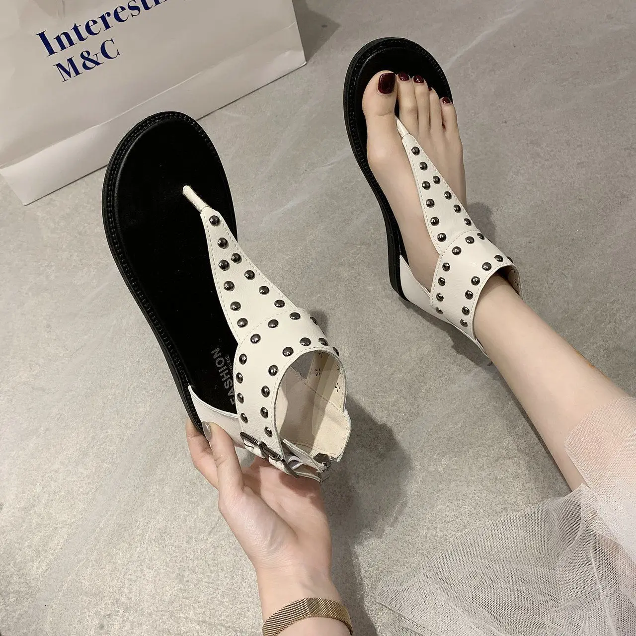 Женские римские сандалии-гладиаторы с заклепками и открытым носком черные