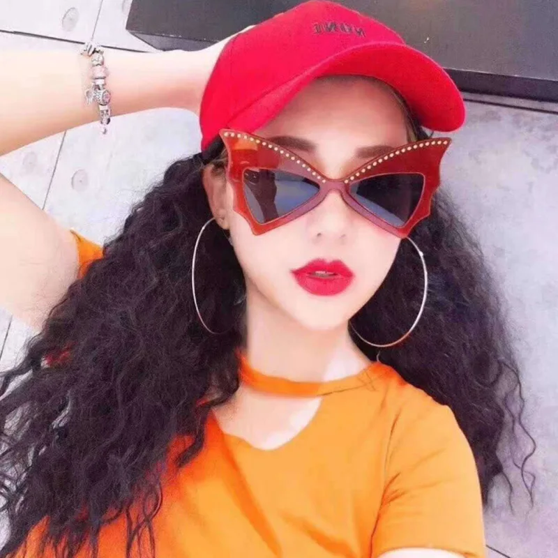 2020 new Fashion Oversize Sunglasses Women Bat Sharp Shades Sun glasses Rivet Big Frame Sunglass Personality Dance Party Glasses