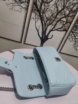 

A touch of light is full of infinite vitality.Vitality green bag has been very popular, this year hot style!