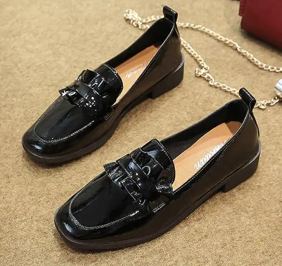 Черный patent leather pleated ruffles shallow single shoes British style women autumn chunky loafers all match office ladies work shoes - Цвет: Черный
