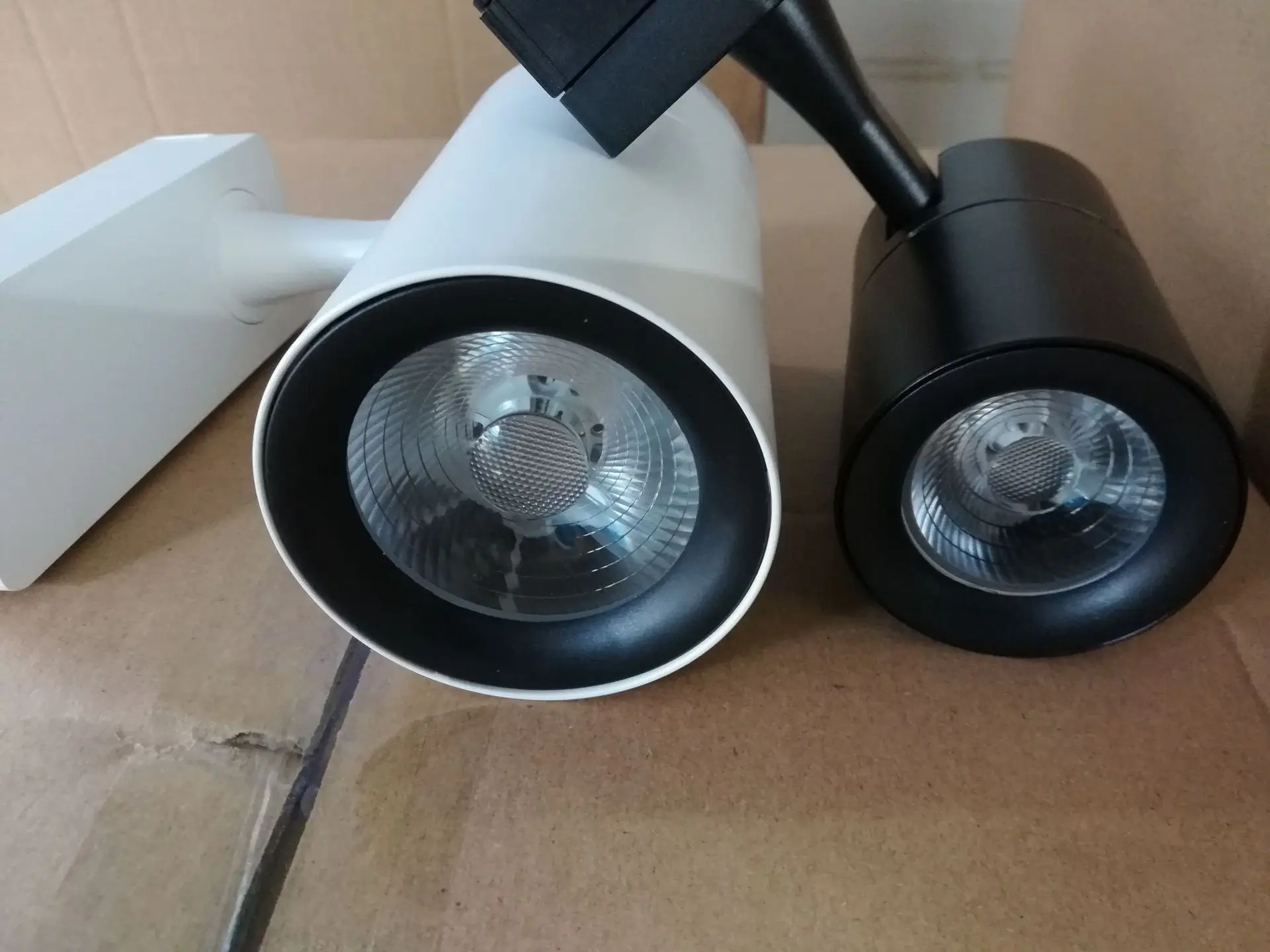 10W20W18W30WCOB точечные рельсовые светильники оболочка Люкс черный и белый угол 360 градусов Регулируемый с объективом