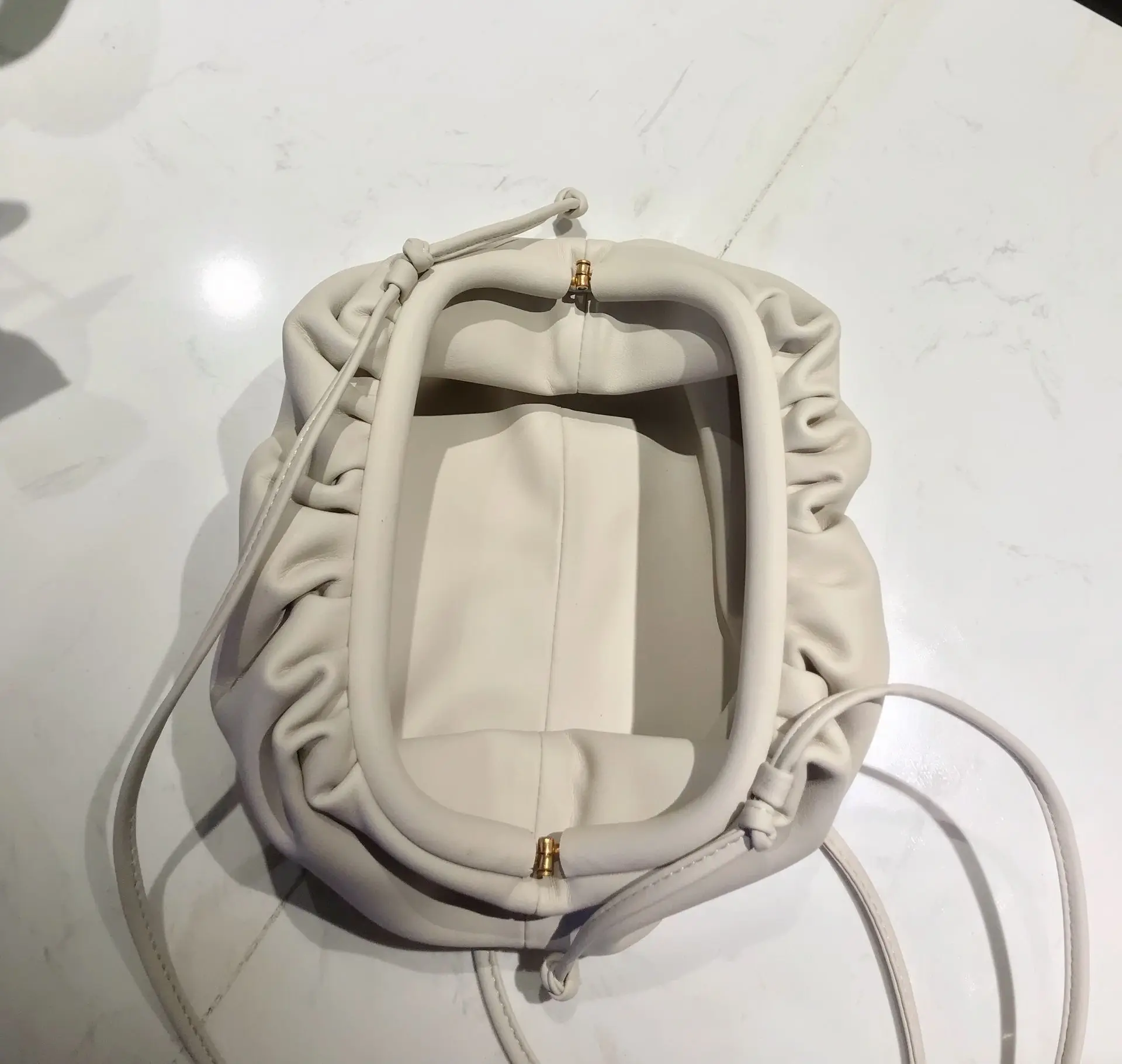 Натуральная коровья кожа облачная сумка Мягкие морщинистые пельменты плеча