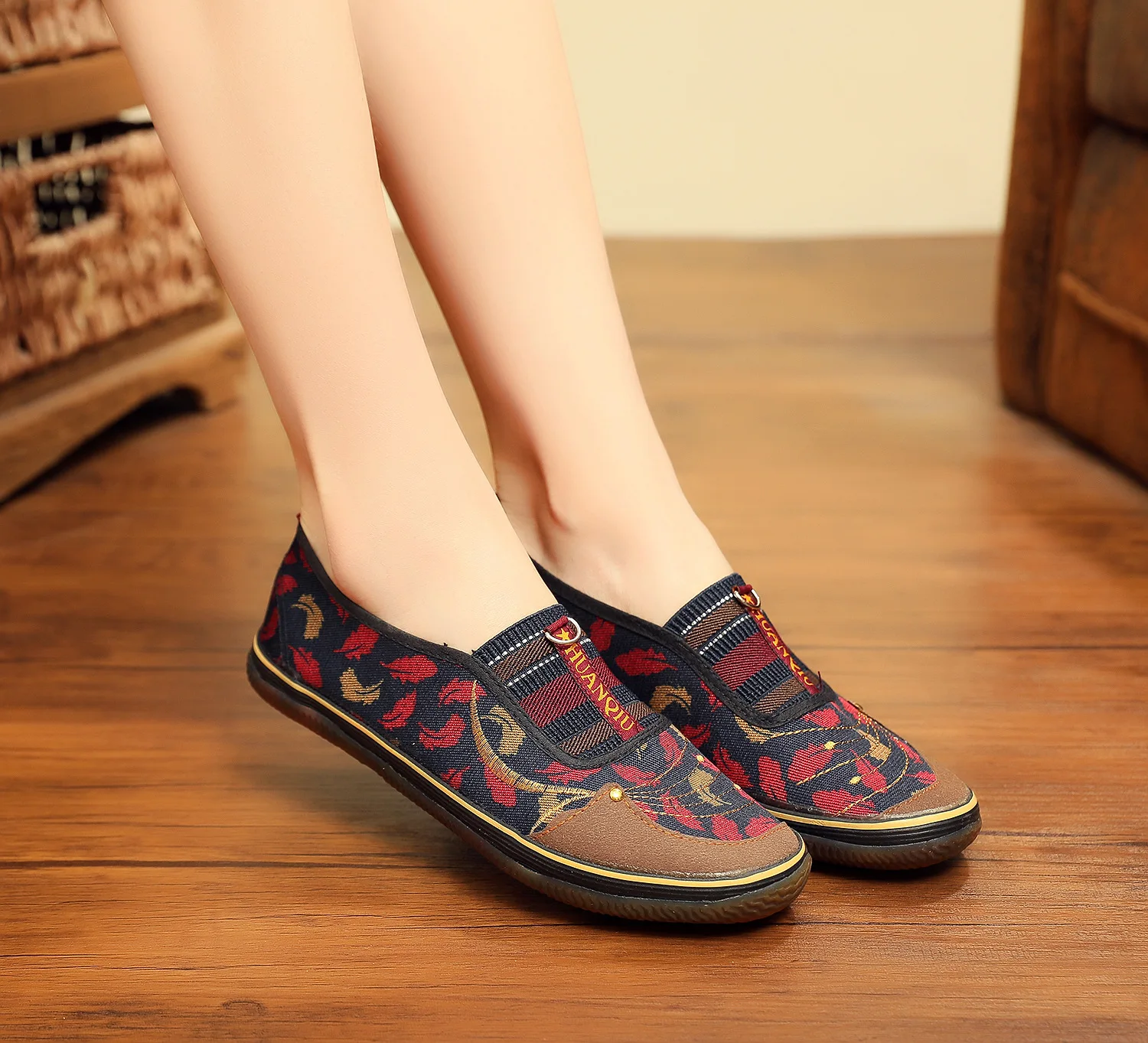 

Genuine Product Old Beijing Comfortable Anti-slip Leaf Pattern Cloth Shoes Dance Middle-aged Women's Mom Shoes