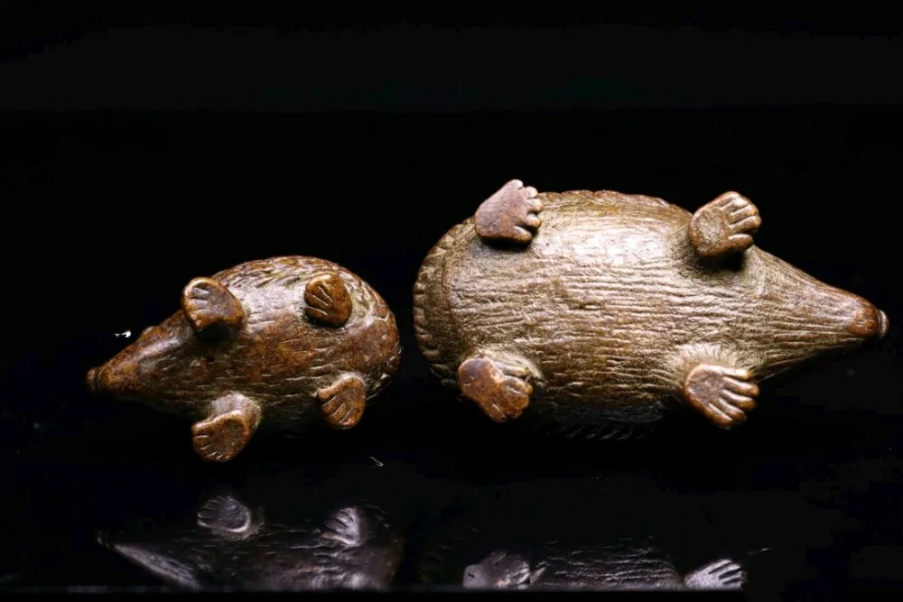 Antique bronze ware pure copper hedgehog ornament pure copper solid little hedgehog handle pure copper tea pet ornament